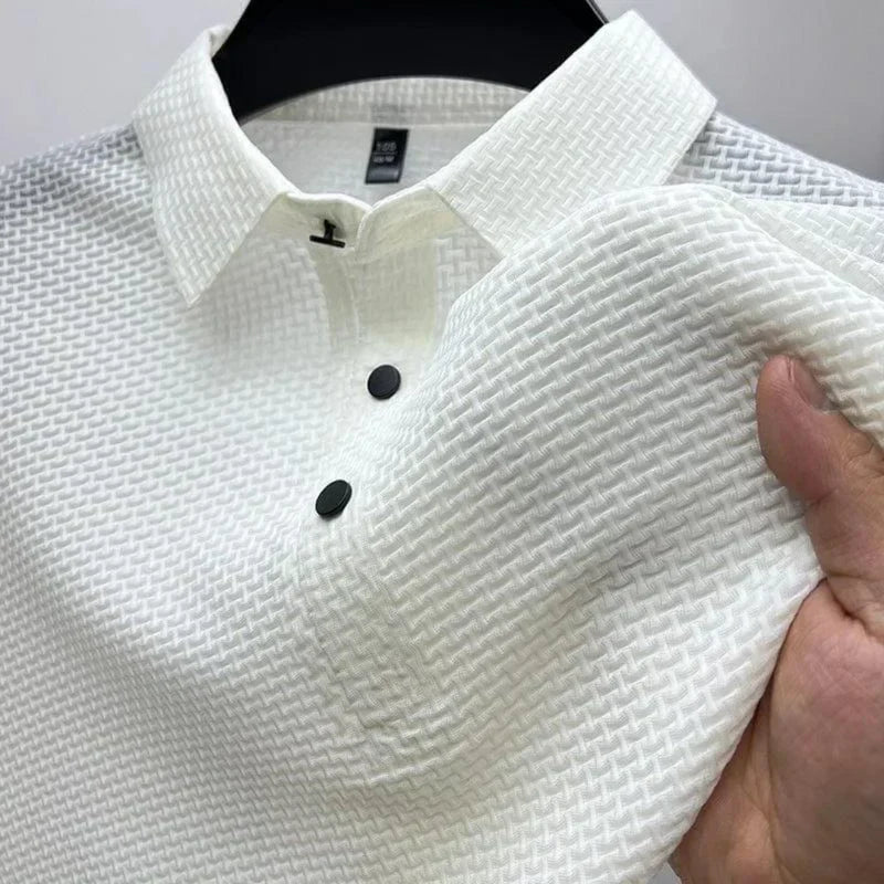 Zomerse heren button-neck polo Quentin, kreukvrij en ademend. Stijlvol voor ontspannen momenten.