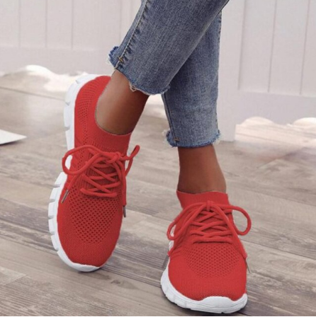 Zijaanzicht van orthopedische dames sneakers, toont de comfortabele pasvorm en ondersteunende zool voor loopcomfort.