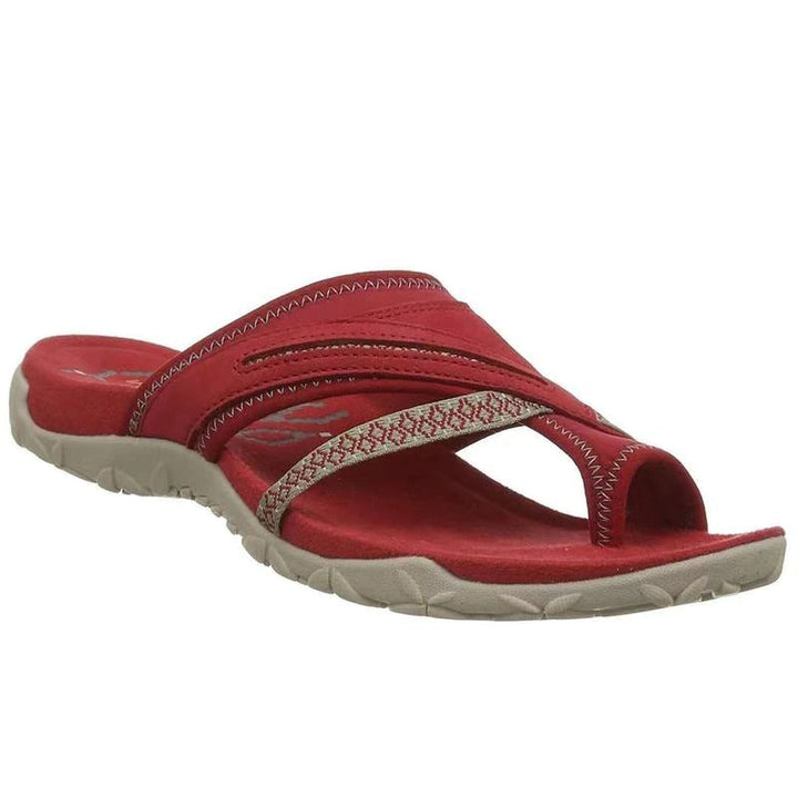 Vrouw draagt comfortabele, ergonomische dames orthopedische slippers, genietend van stabiliteit en comfort.