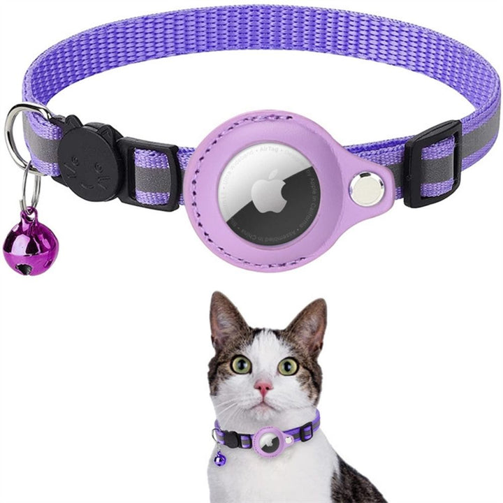 Zwarte kattenhalsband met bel en houder voor GPS-tracker, klaar voor gebruik.