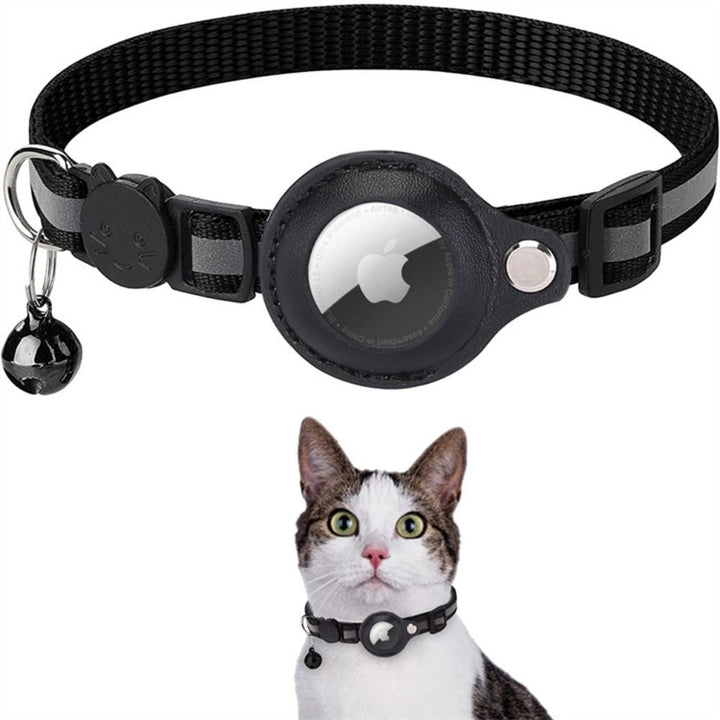 Zwarte reflecterende kattenhalsband met AirTag houder en bel, afgebeeld met een kat.