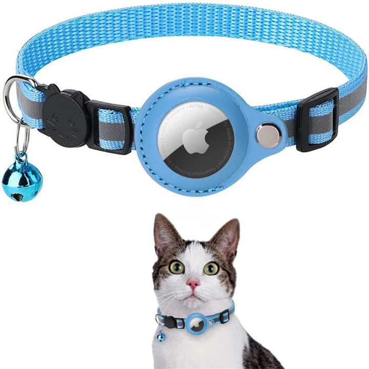 Een kat draagt een reflecterende halsband die veiligheid en zichtbaarheid verbetert.