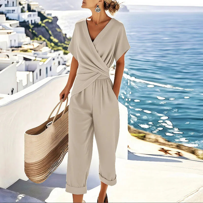 Dames tweedelige wrap cropped set in abrikoos. Stijlvolle en comfortabele zomeroutfit met elegante wrap top.