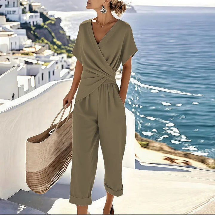 Kaki dames tweedelige set met comfortabele wrap top en cropped broek. Perfect voor een stijlvolle, relaxte lente- of zomerlook.