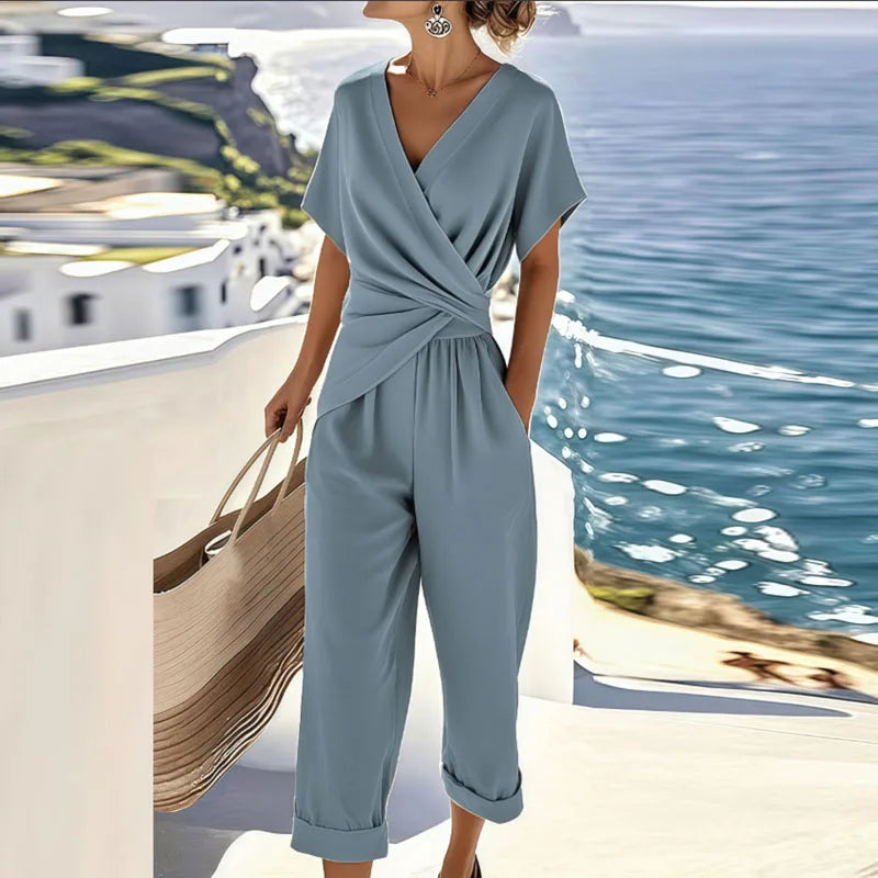 Blauwe dames tweedelige set: trendy wrap top en cropped broek. Ideaal voor lente en zomer, casual chic en comfortabel.