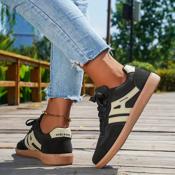 "Retro casual sneakers voor dames met vintage look, comfortabel voetbed, vetersluiting en kleuraccenten, ideaal dagelijks."