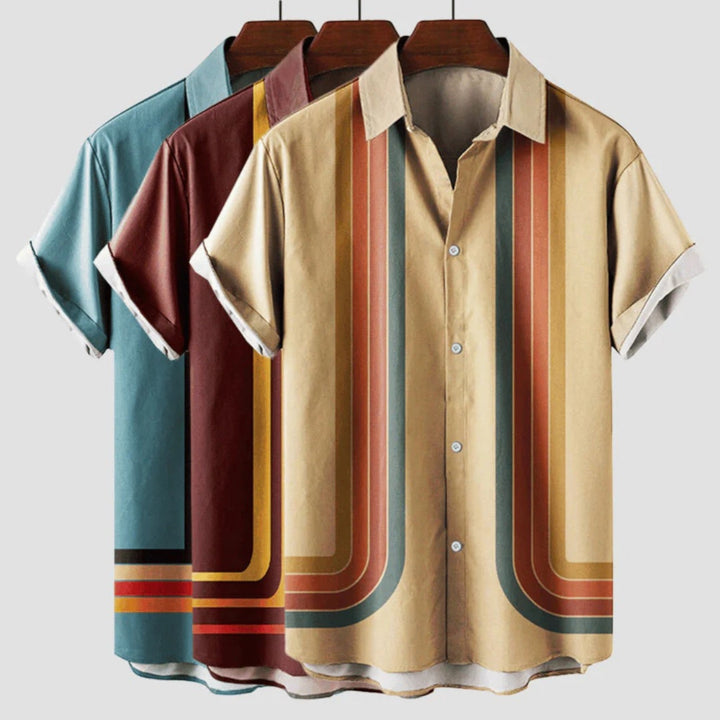 "Retro gestreept herenoverhemd met korte mouwen, luchtige stof, en tijdloze uitstraling, ideaal voor zomerse casual gelegenhe
