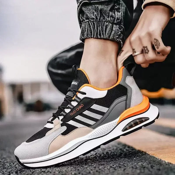 "Retro heren sneakers, suède en mesh, met slijtvaste zool, beige en oranje tinten, vetersluiting, comfortabel en ademend."