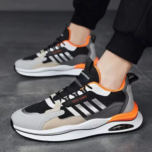 "Retro heren sneakers, suède en mesh, met slijtvaste zool, beige en oranje tinten, vetersluiting, comfortabel en ademend."