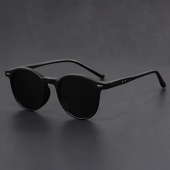 "Retro ronde heren zonnebril, lichtgewicht tortoiseshell frame, iconisch accessoire voor de moderne man, stijlvol en trendy."