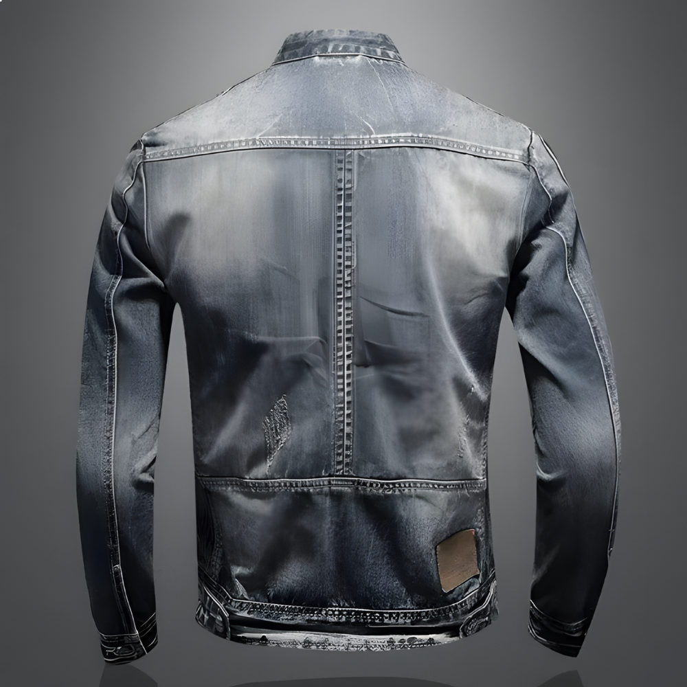 "Retro spijkerjack in iconische bikerstijl, robuust denim, avontuurlijke uitstraling, veelzijdige mannenjas."