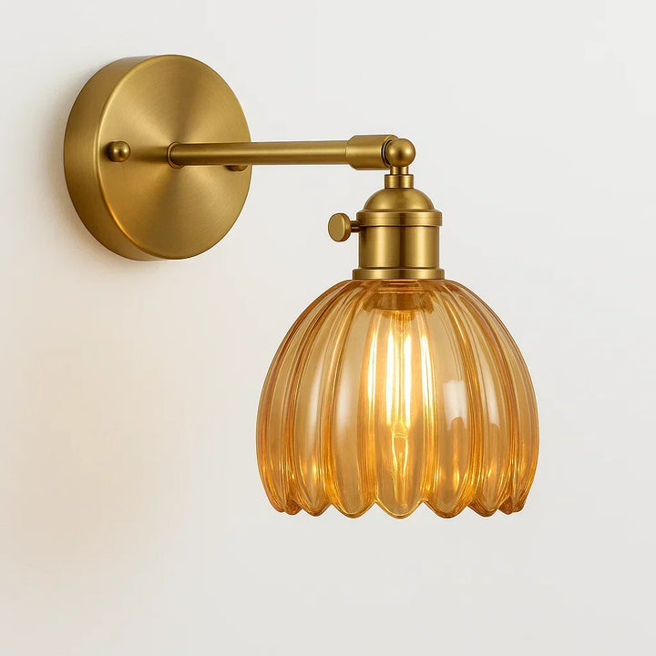 Wandlamp met prachtige glazen tulpkap; een retro design accent voor uw interieurverlichting.