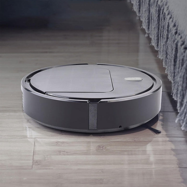 Robotstofzuiger 3-in-1, slimme navigatie, krachtige zuigkracht, zilver ontwerp, reinigt efficiënt alle vloertypes.