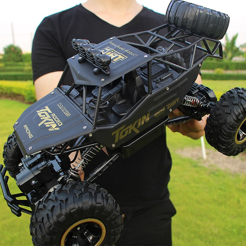 "Robuuste 4x4 offroad RC-auto met krachtige banden en schokbestendig ontwerp voor avontuurlijk rijplezier op elk terrein."