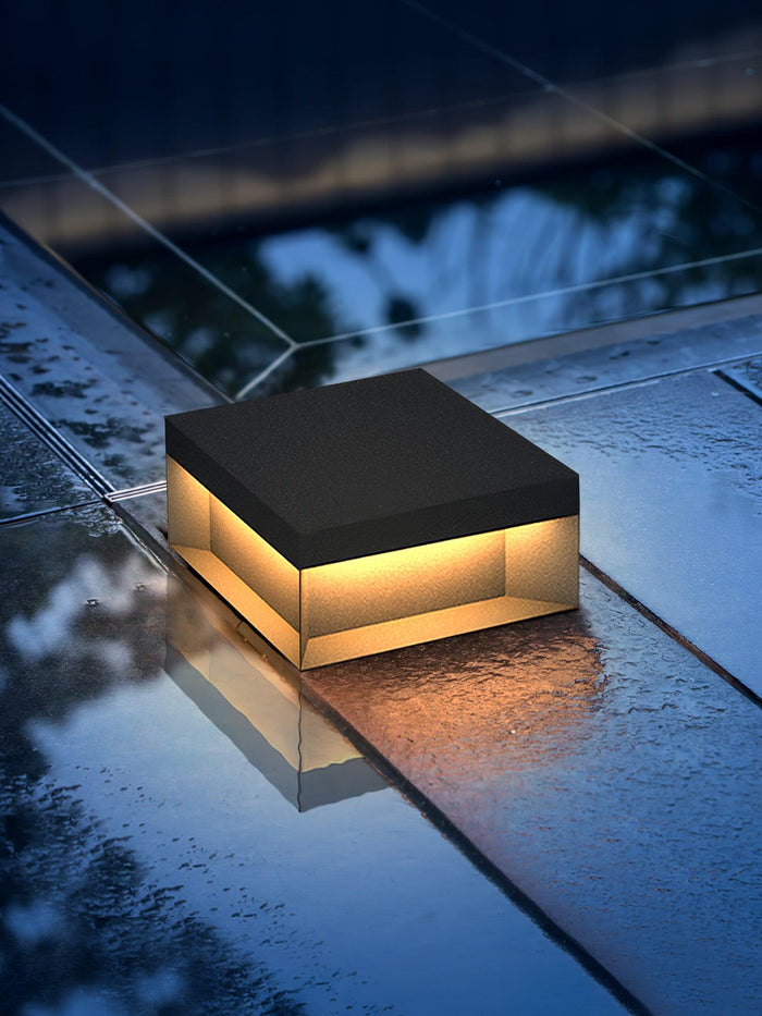 "Robuuste weerbestendige zonne wandlamp met geïntegreerde LED en mat acryl, ideaal voor sfeervolle tuindecoratie"