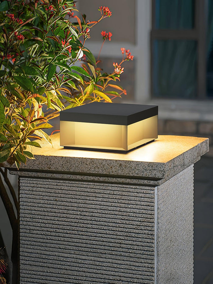 "Robuuste weerbestendige zonne wandlamp met geïntegreerde LED en mat acryl, ideaal voor sfeervolle tuindecoratie"