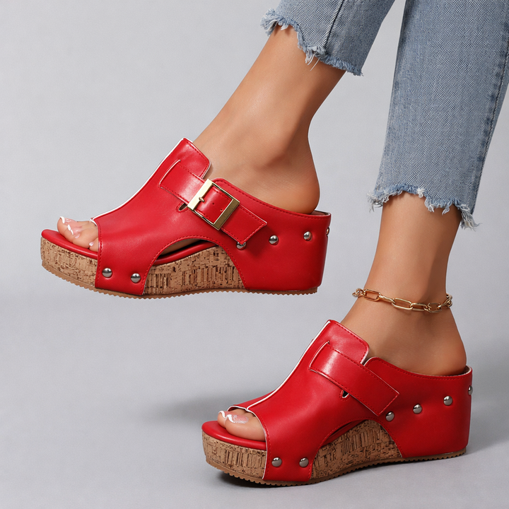 Stijlvolle rode platform sandalen voor dames, met verstelbare gesp. Comfortabele zomerse instappers.