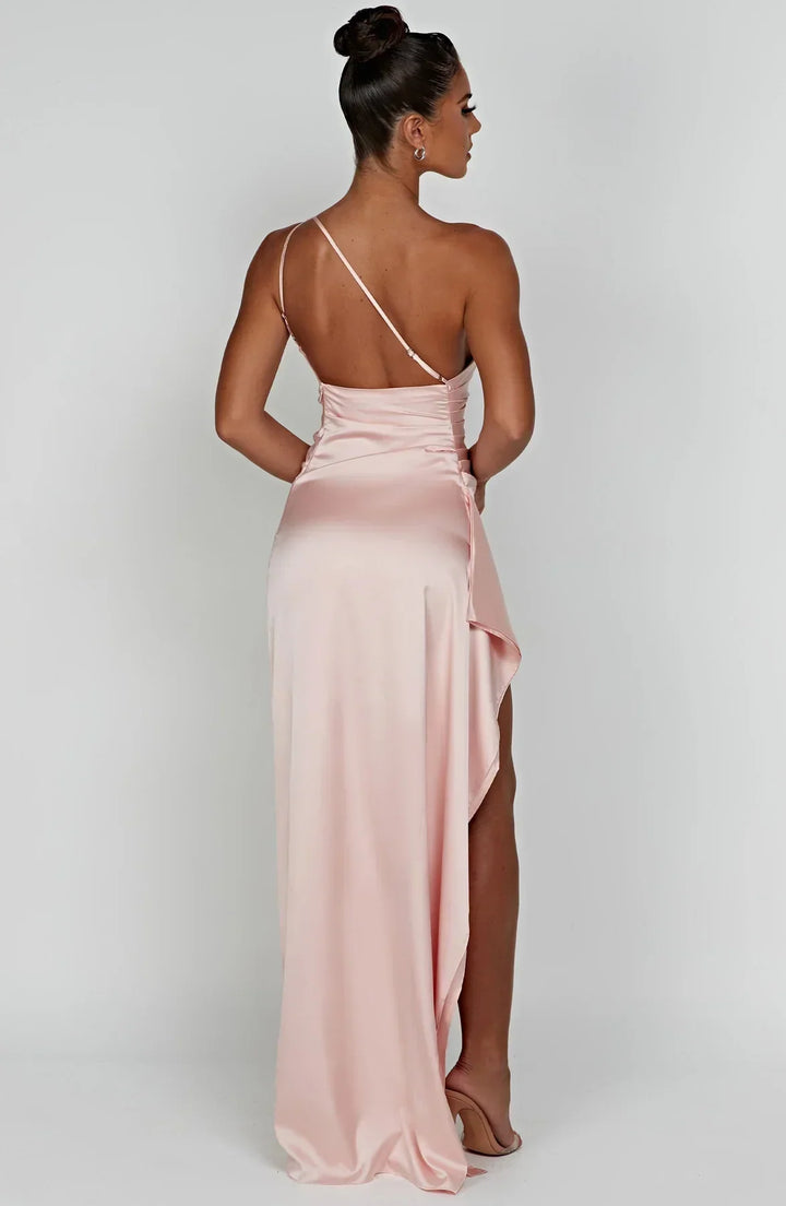 Beige damesjurk met one shoulder, geplooid lijfje en chique split.