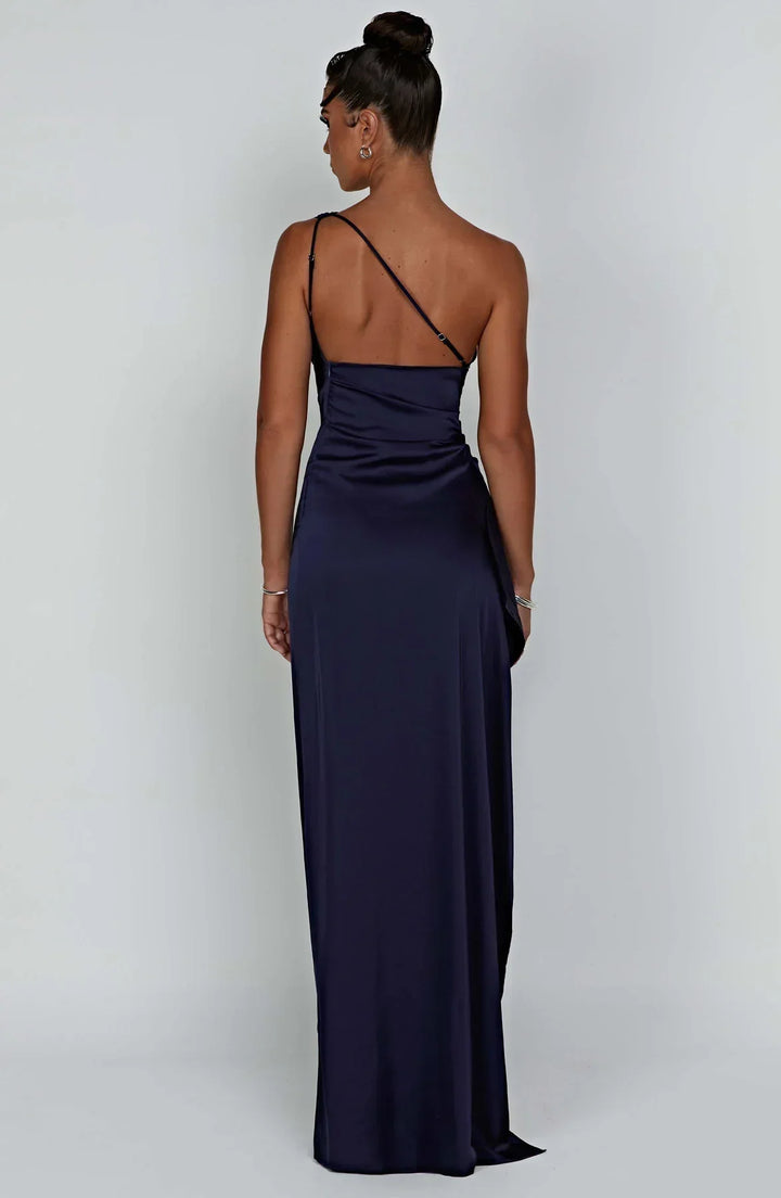 Getailleerde beige splitjurk, one shoulder stijl en prachtig geplooid detail.