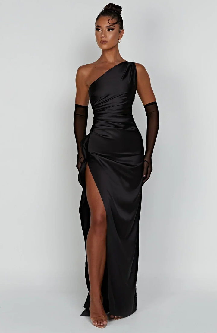 Elegante donkerblauwe avondjurk met one shoulder, plooien en split.