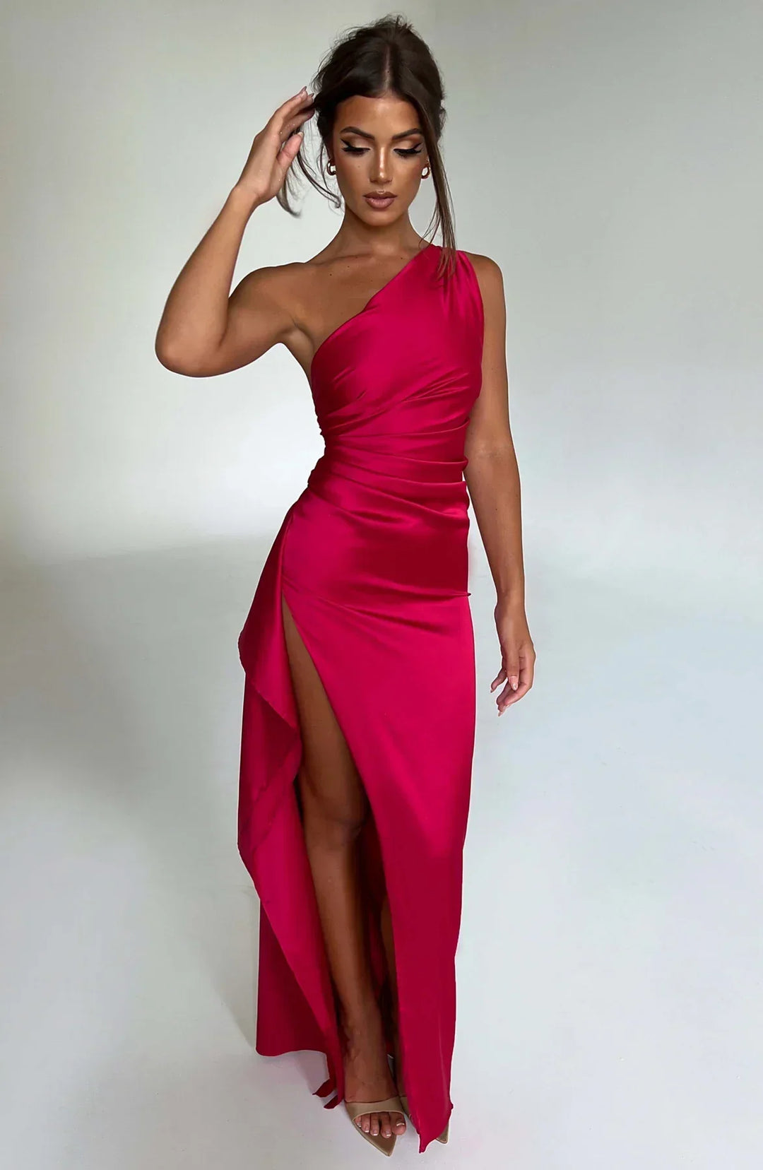 Chique rode feestjurk met one shoulder, geplooide details en sexy zijsplit.
