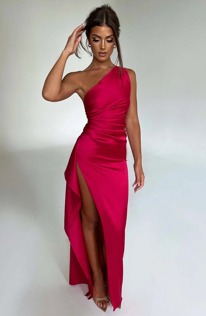 Chique rode feestjurk met one shoulder, geplooide details en sexy zijsplit.