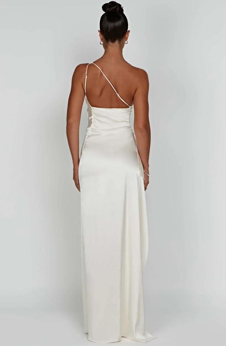 Elegante middernachtblauwe one-shoulder jurk, plooien, ideaal voor gala.