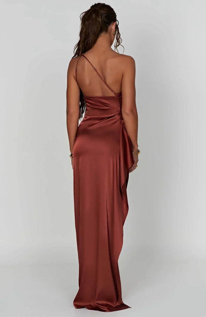 Elegante zwarte one-shoulder jurk, plooien, perfect voor formele gelegenheden.