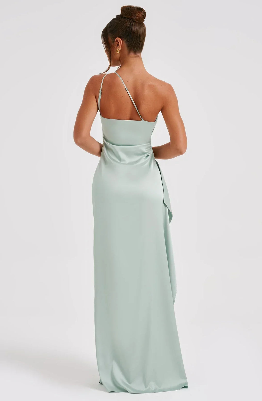 Zwarte modieuze one shoulder splitjurk voor dames met geplooide accenten.