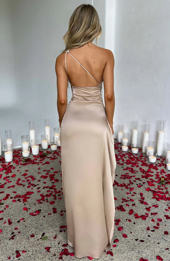 Verfijnde dieprode splitjurk, one shoulder design en geplooide taille.