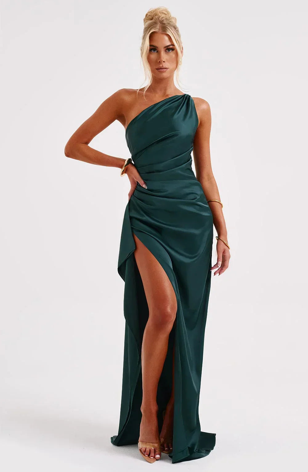 Trendy donkerroze damesjurk met one shoulder, plooien en verleidelijke zijsplit.