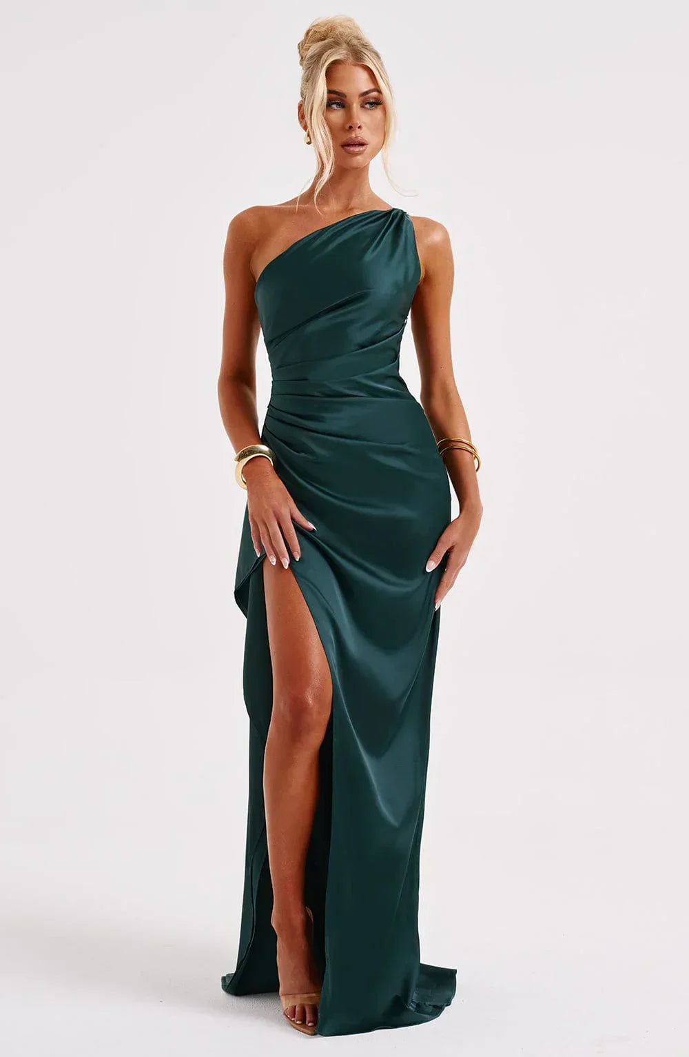 Elegante donkerroze one-shoulder jurk, plooien, perfect voor feesten.