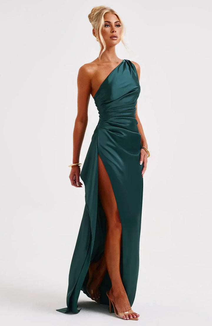 Chique oudroze geplooide jurk met one shoulder en een modieuze split.
