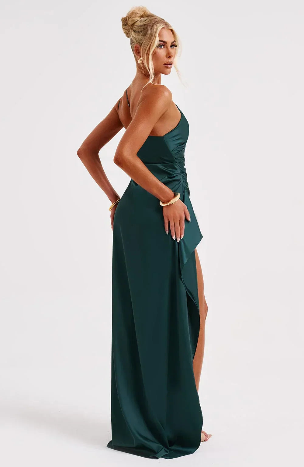 Donkerroze modieuze one shoulder splitjurk voor dames, met geplooide accenten.