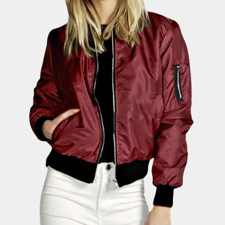 "Rode Ilaria zomerjas voor dames, lichtgewicht bomberjack in trendy kleur, ideaal voor zomerdagen, met zakken en ritssluiting
