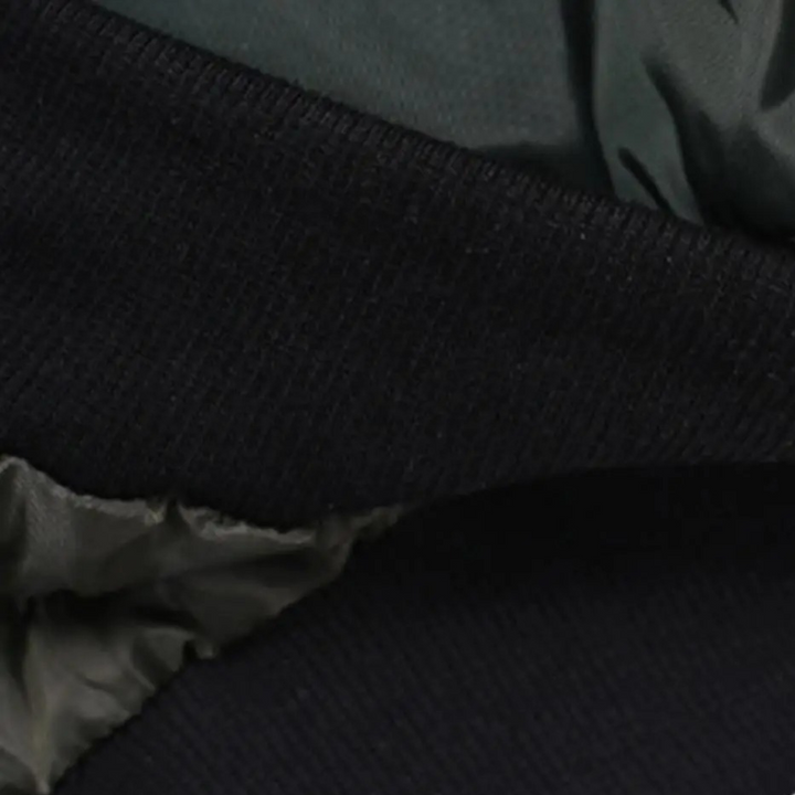 "Rode Ilaria zomerjas voor dames, lichtgewicht bomberjack in trendy kleur, ideaal voor zomerdagen, met zakken en ritssluiting