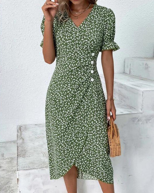 Romantische bloemen wikkeljurk met V-hals, pofmouwen en kleurrijke print, ideaal voor stijlvolle zomeroutfits.