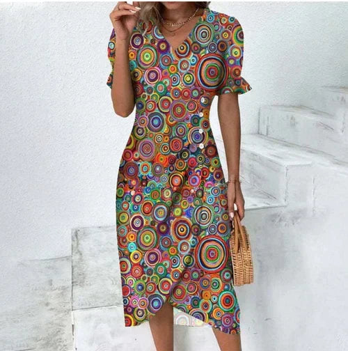 Romantische bloemen wikkeljurk met V-hals, pofmouwen en kleurrijke print, ideaal voor stijlvolle zomeroutfits.