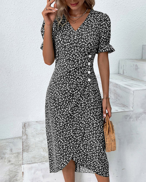 Romantische bloemen wikkeljurk met V-hals, pofmouwen en kleurrijke print, ideaal voor stijlvolle zomeroutfits.