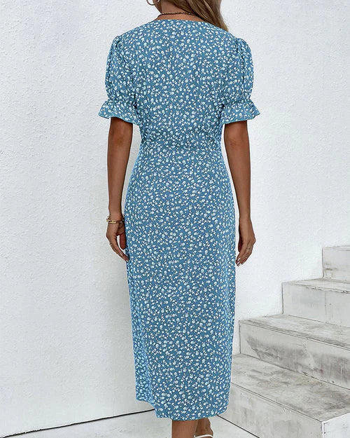 Romantische bloemen wikkeljurk met V-hals, pofmouwen en kleurrijke print, ideaal voor stijlvolle zomeroutfits.