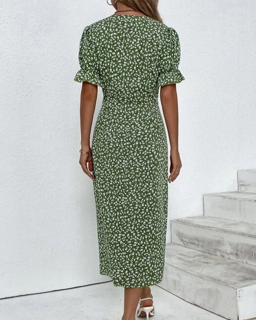 Romantische bloemen wikkeljurk met V-hals, pofmouwen en kleurrijke print, ideaal voor stijlvolle zomeroutfits.