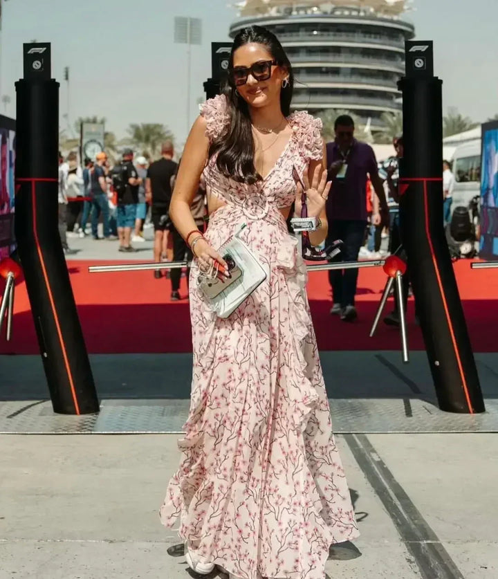 Romantische maxi-zomerjurk met diepe V-hals, bloemenprint en ruches; elegante jurk perfect voor een zomerse avond.