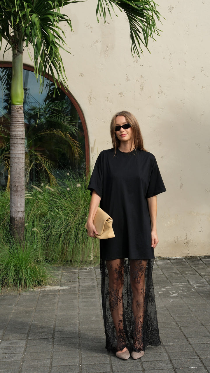 Comfortabele zwarte oversized maxi-jurk dames, ideaal voor zomer, moderne stijl met ronde hals.