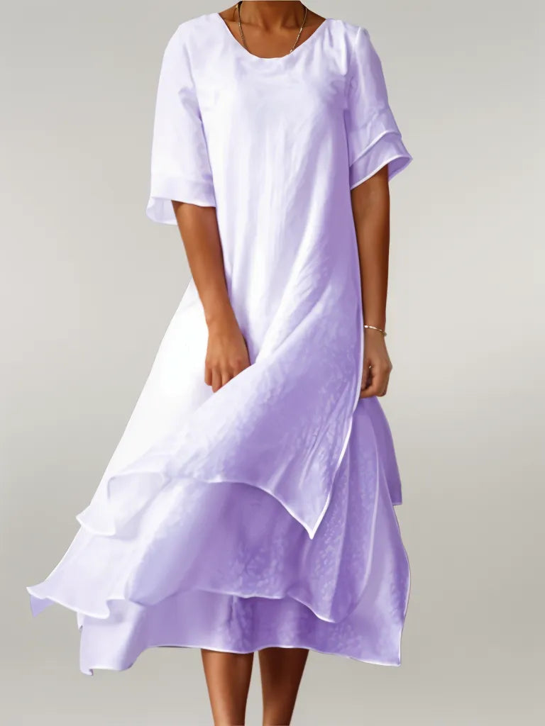 Paarse elegante gelaagde damesjurk met vloeiende mouwen, perfect als zomerjurk of feestjurk.