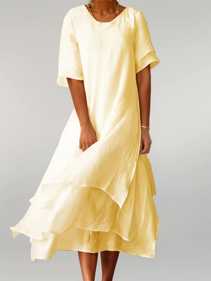 Gele comfortabele gelaagde zomerjurk voor vrouwen met zwierige vloeiende mouwen, modieuze vrouwenmode.