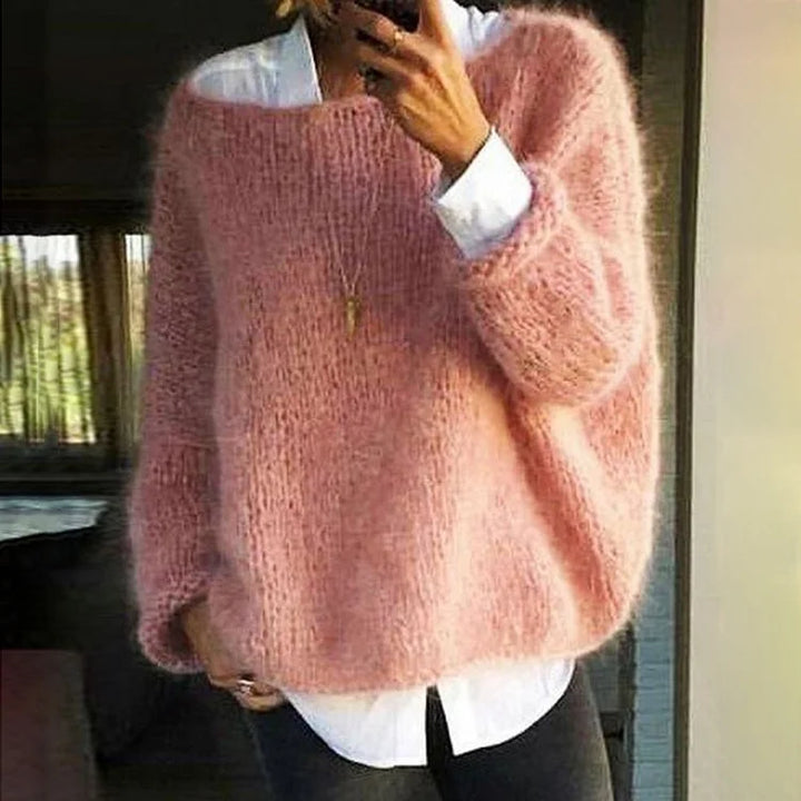 "Roze oversized mohair trui, zacht en luchtig, voor casual damesoutfits. Trendy en warm met luxe uitstraling."