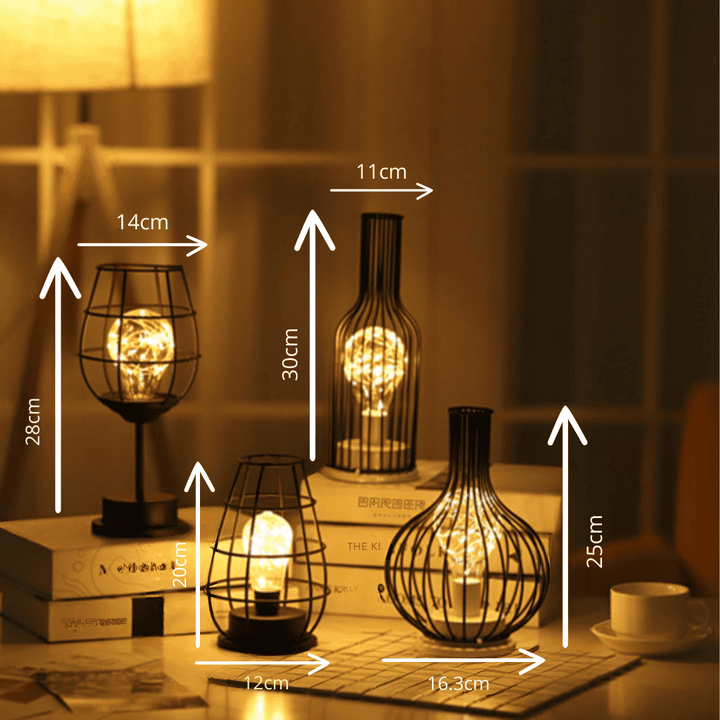 "Rustieke tafellamp met industrieel ontwerp, straalt warm licht uit, ideaal voor sfeerverlichting in moderne interieurs."