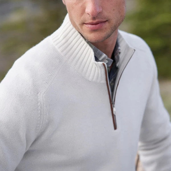 Close-up van man in witte turtleneck trui met rits, buiten