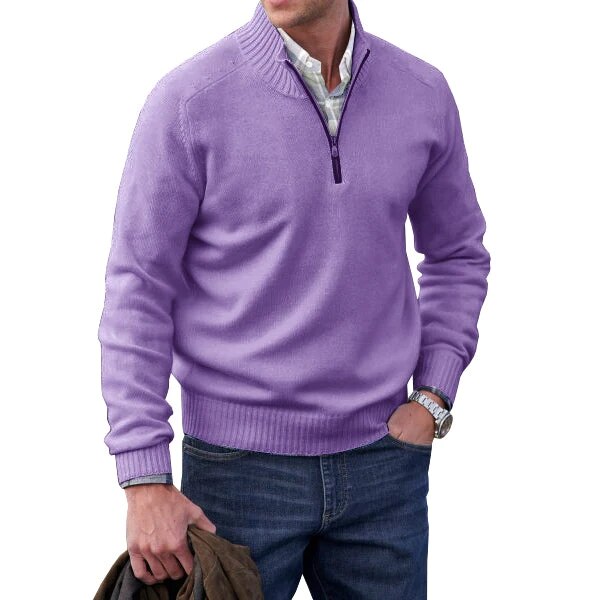Middelshot van man in paarse turtleneck trui met rits, casual pose