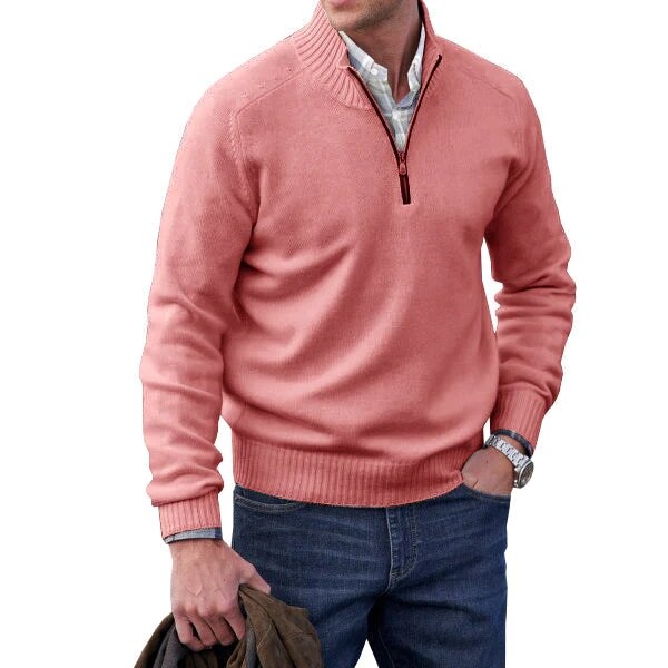 Man genietend van het comfort van de warme turtleneck, buitenomgeving